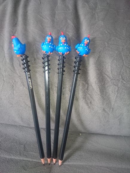 lápis com ponteira galinha pintadinha