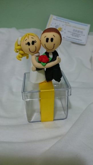 Lembrancinha casamento casal na caixinha de acrilico