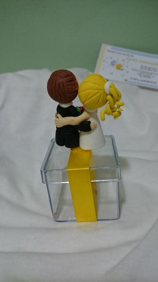 Lembrancinha casamento casal na caixinha de acrilico