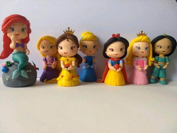 Princesas de biscuit, enfeite de mesa ou topo de bolo