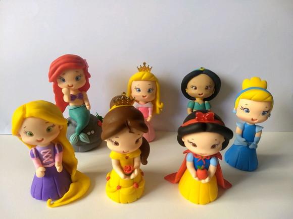Princesas de biscuit, enfeite de mesa ou topo de bolo