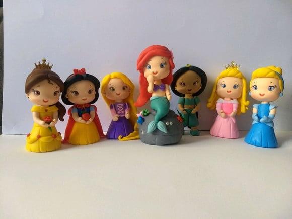 Princesas de biscuit, enfeite de mesa ou topo de bolo