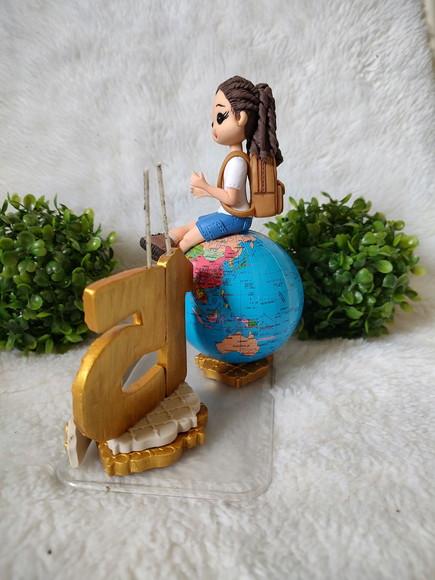 Topo de Bolo 15 Anos Menina no Globo Terrestre