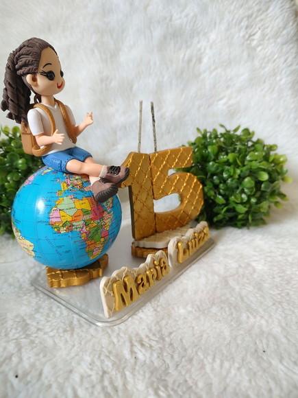 Topo de Bolo 15 Anos Menina no Globo Terrestre