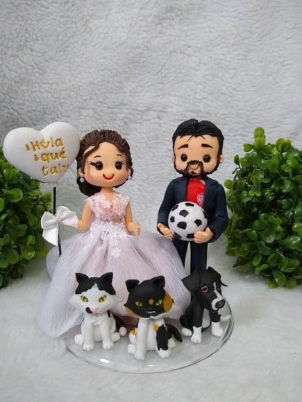 topo de bolo casamento com 3 pets e balão e bolo a futebol