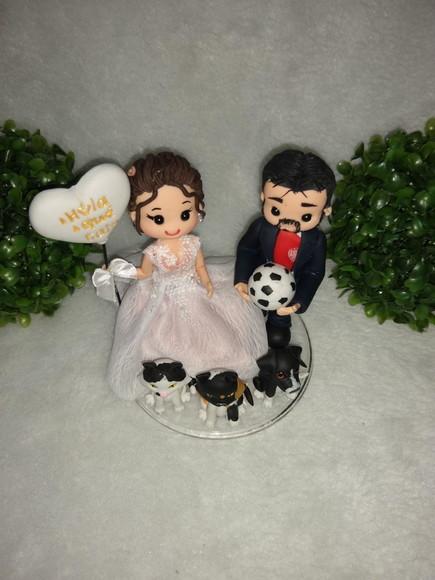 topo de bolo casamento com 3 pets e balão e bolo a futebol