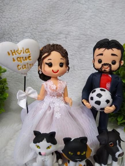 topo de bolo casamento com 3 pets e balão e bolo a futebol