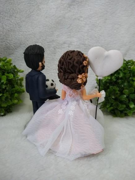 topo de bolo casamento com 3 pets e balão e bolo a futebol