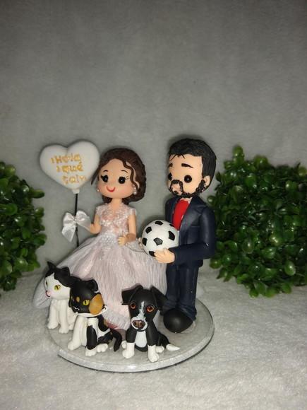 topo de bolo casamento com 3 pets e balão e bolo a futebol