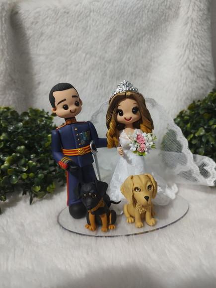 Topo de Bolo Casamento Noivo Soldado com 2 Pets