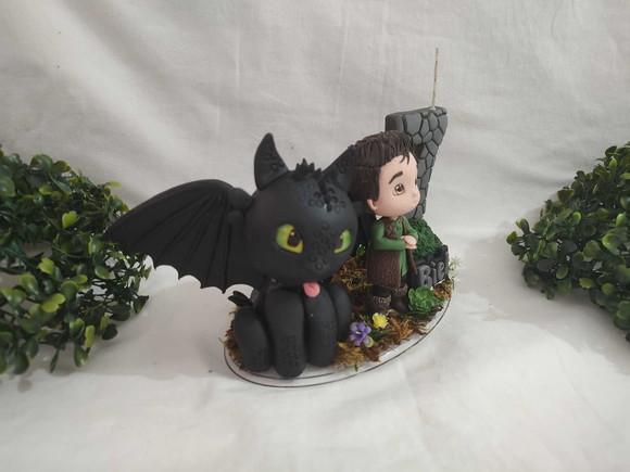 Topo de Bolo Dragão com Menino , Vela e Nome