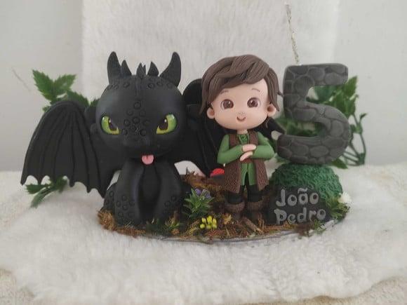 Topo de Bolo Dragão Soluço e Banguela com Vela e Nome