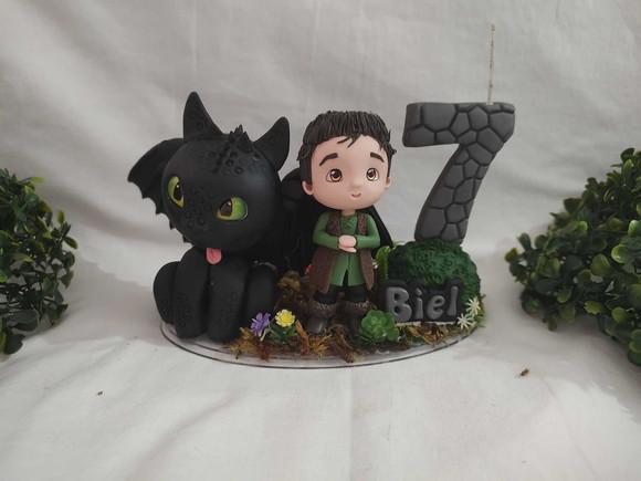 Topo de Bolo Dragão com Menino , Vela e Nome