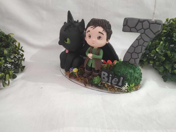 Topo de Bolo Dragão com Menino , Vela e Nome