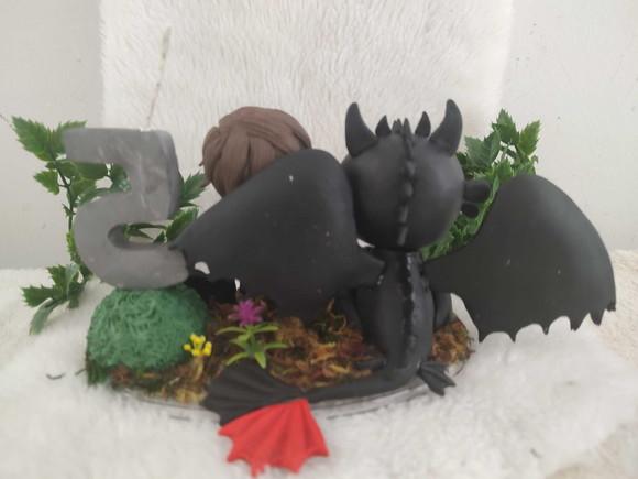 Topo de Bolo Dragão Soluço e Banguela com Vela e Nome