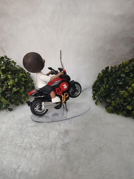 Topo de Bolo Menino na Moto