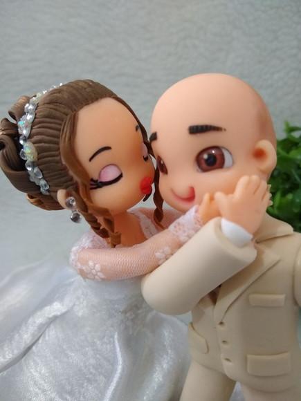 Topo de bolo noiva beijando noivinho