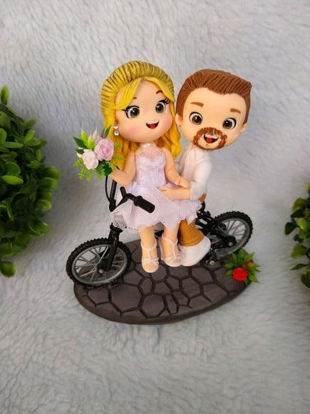 Topo de bolo noivinhos na bicicleta