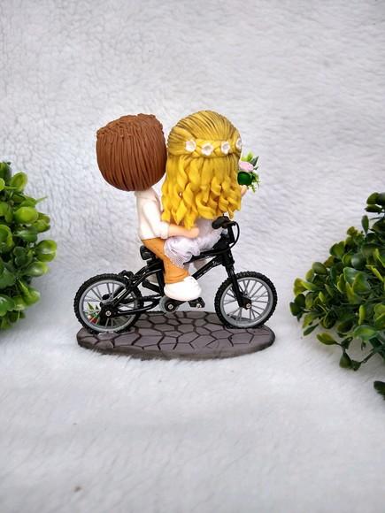 Topo de bolo noivinhos na bicicleta