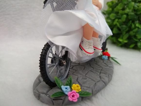 Topo de bolo noivinhos na bicicleta