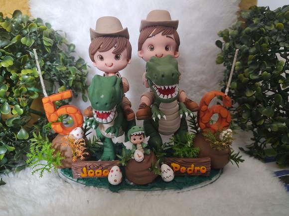 Topo de Bolo para Irmãos no Tema Dinossauro