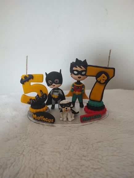 Topo de Bolo para Irmãos no Tema Super Heróis com Pet