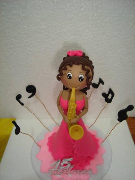 topo de bolo tocando
