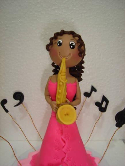 topo de bolo tocando