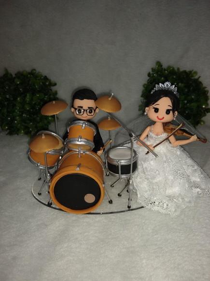 Topo de casamento baterista e violinista