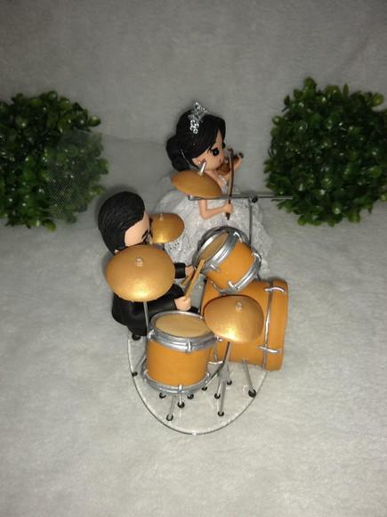 Topo de casamento baterista e violinista