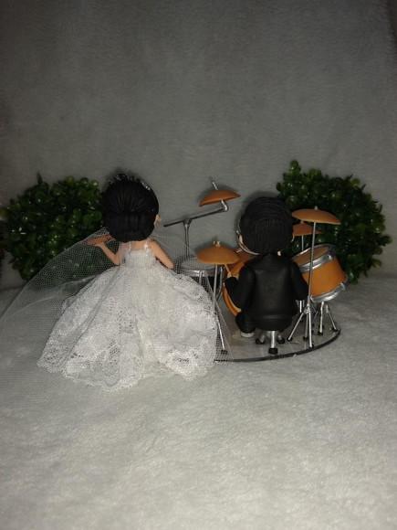 Topo de casamento baterista e violinista