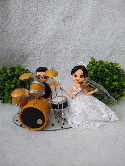 Topo de casamento baterista e violinista