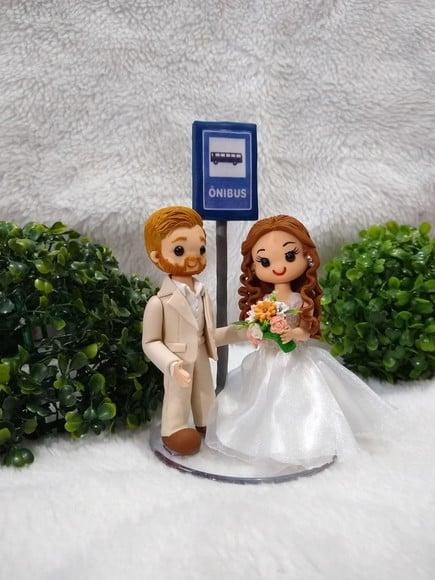 Topo de casamento casal no ponto de ônibus