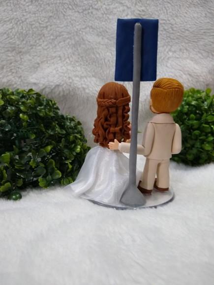 Topo de casamento casal no ponto de ônibus