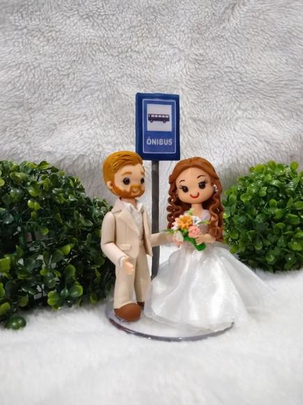 Topo de casamento casal no ponto de ônibus