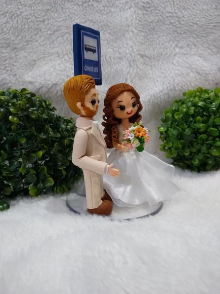 Topo de casamento casal no ponto de ônibus
