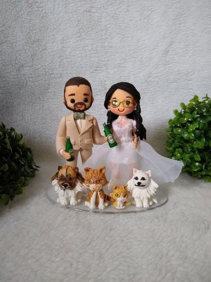topo de casamento com 4 pets e bebida
