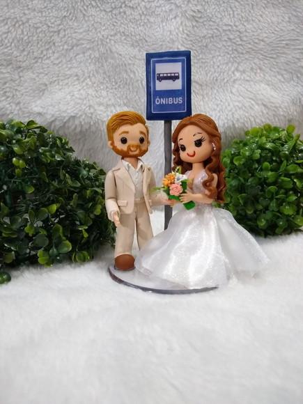 Topo de casamento casal no ponto de ônibus
