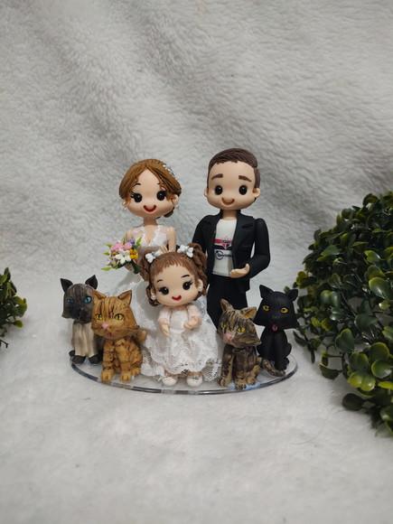 Topo de Casamento com Filha Pequena e 4 Pets