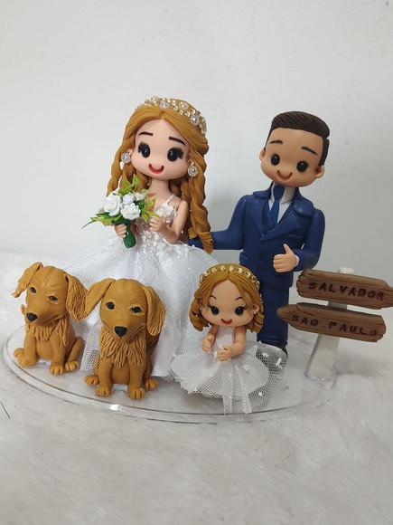 Topo de Casamento com Filho Pequeno e 2 Pet e Objeto