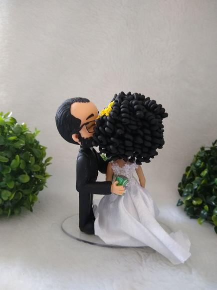 Topo de Casamento Noivo Beijando a Noiva