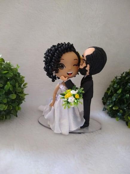 Topo de Casamento Noivo Beijando a Noiva
