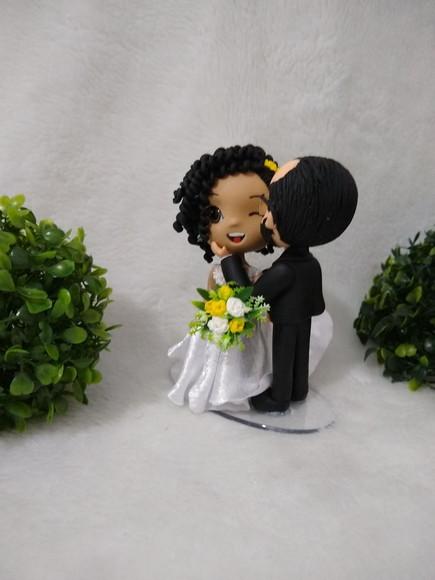 Topo de Casamento Noivo Beijando a Noiva