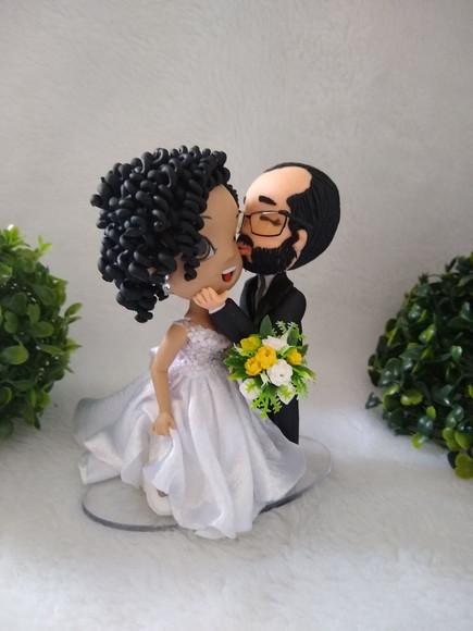 Topo de Casamento Noivo Beijando a Noiva