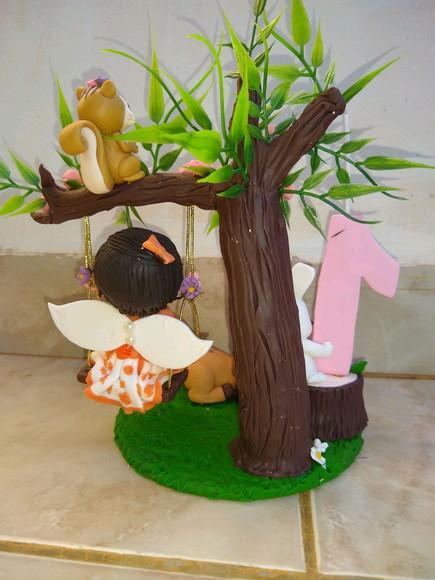 Topo menina no bosque