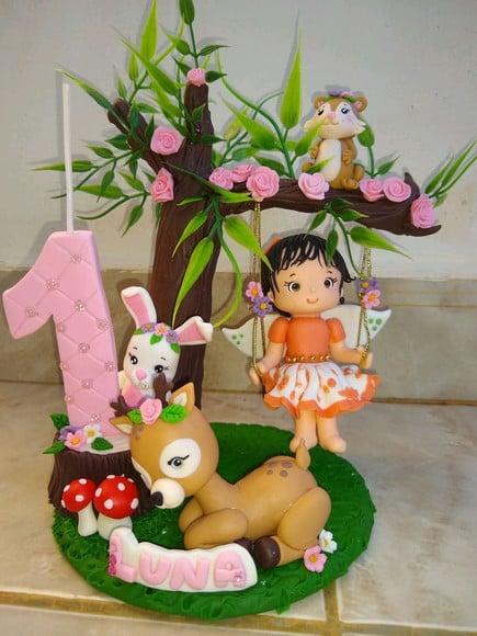 Topo menina no bosque
