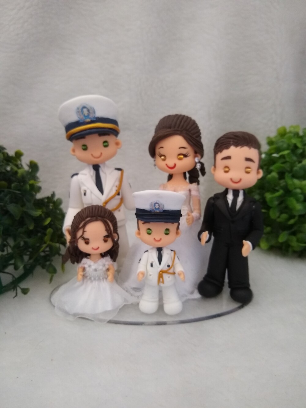 topo de casamento casal com 3 filhos noivo polical