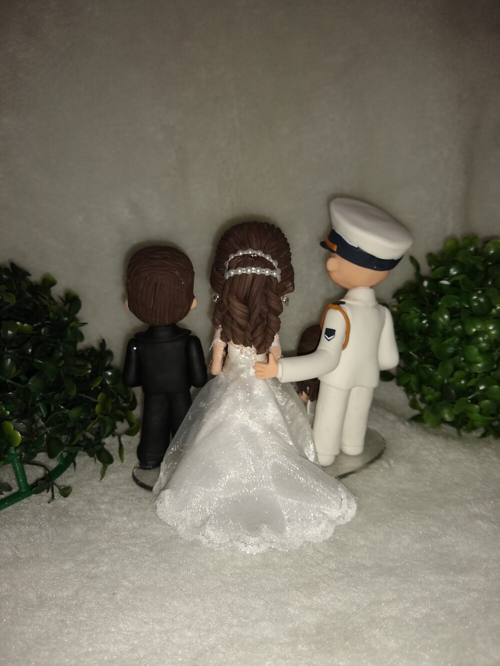 topo de casamento casal com 3 filhos noivo polical
