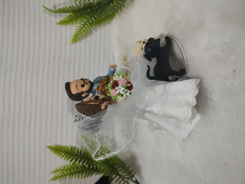 Topo de bolo de casamento: Noivinhos com pets em biscuit personal