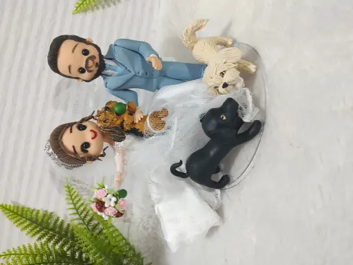 Topo de bolo de casamento: Noivinhos com pets em biscuit personal